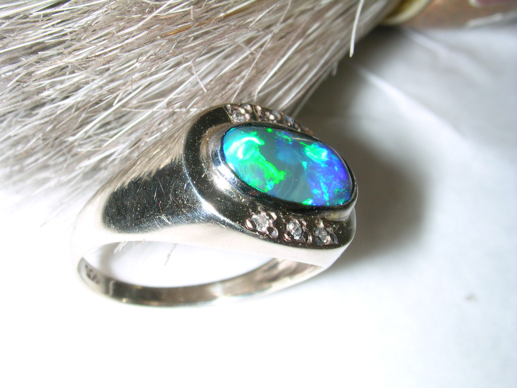 Ring mit Edelopal und Brillanten