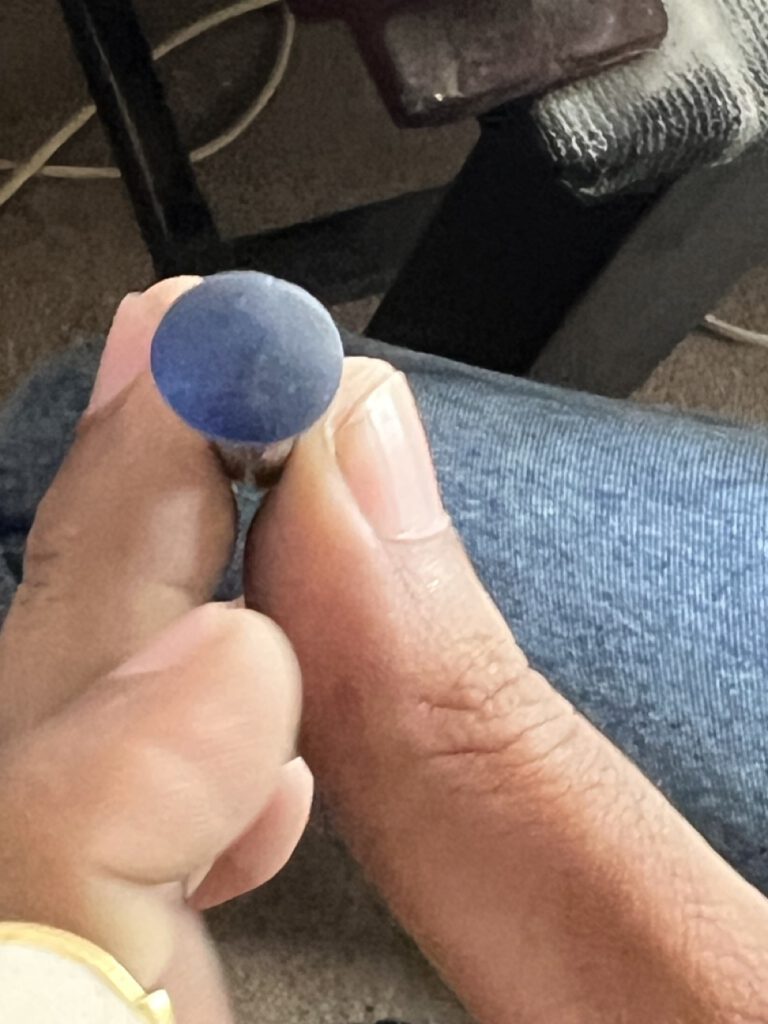 ein Safir wird in Form gebracht