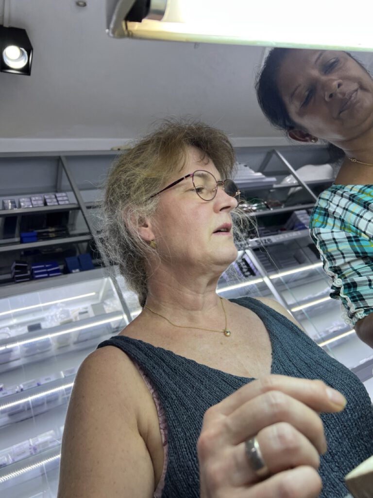 Und die Dame rechts ist eine so kompetente und schnelle Hilfe - sehr klasse.
