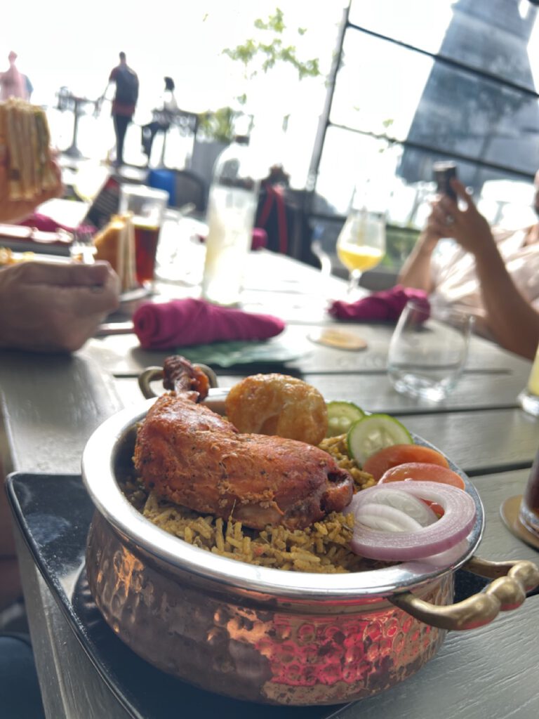 Hühnchen, Ei und Reis in der Rooftopbar