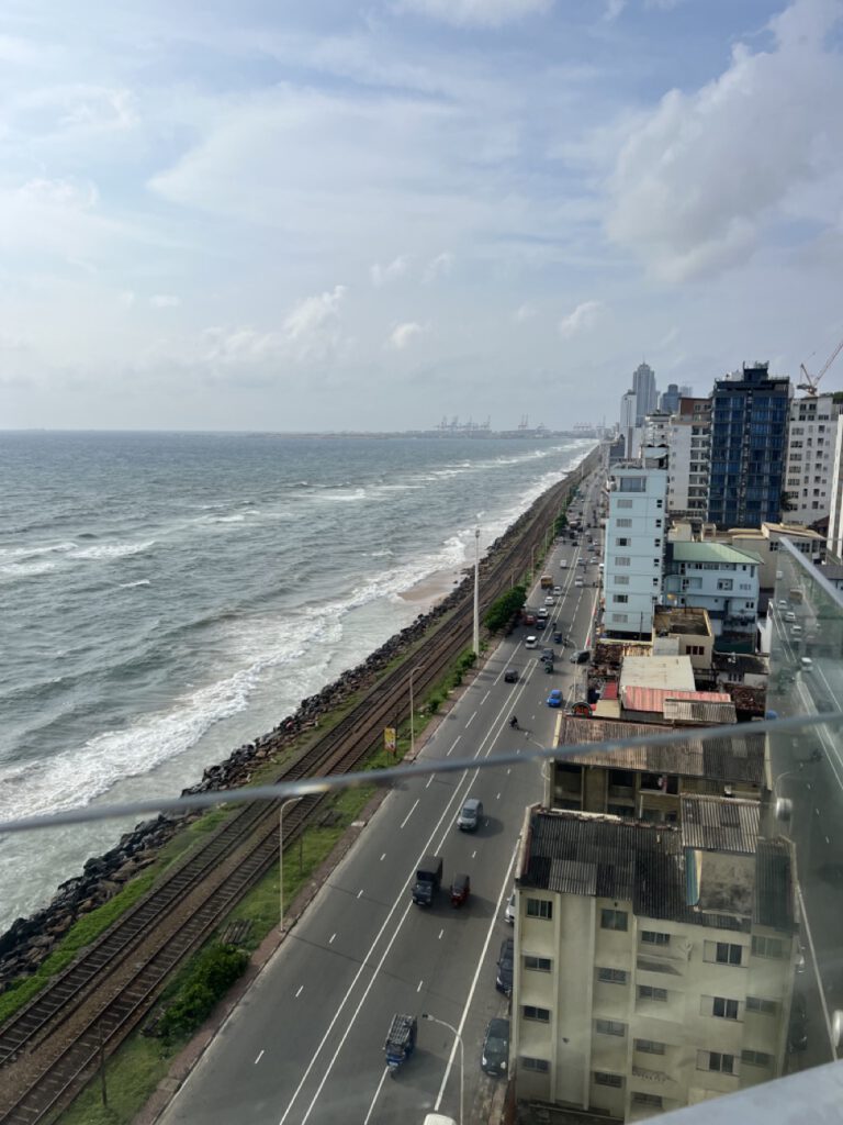 Colombo. Das Meer, die Gleise, die Straße und dann die Stadt.