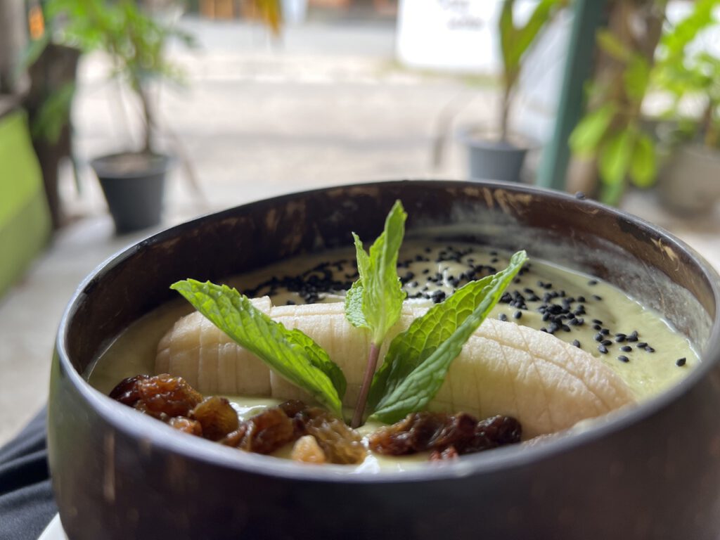 Fruitbowl. Stilecht in der Kokosnuss-Schale