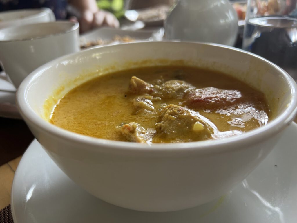 oder halt Fischcurry. Scharf. Wirklich scharf. Zum Frühstück. Danach ist man weg von Kaffee...