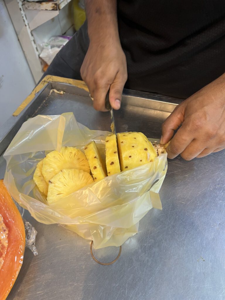 Ananas, hier wird sie frisch für uns geschnitten