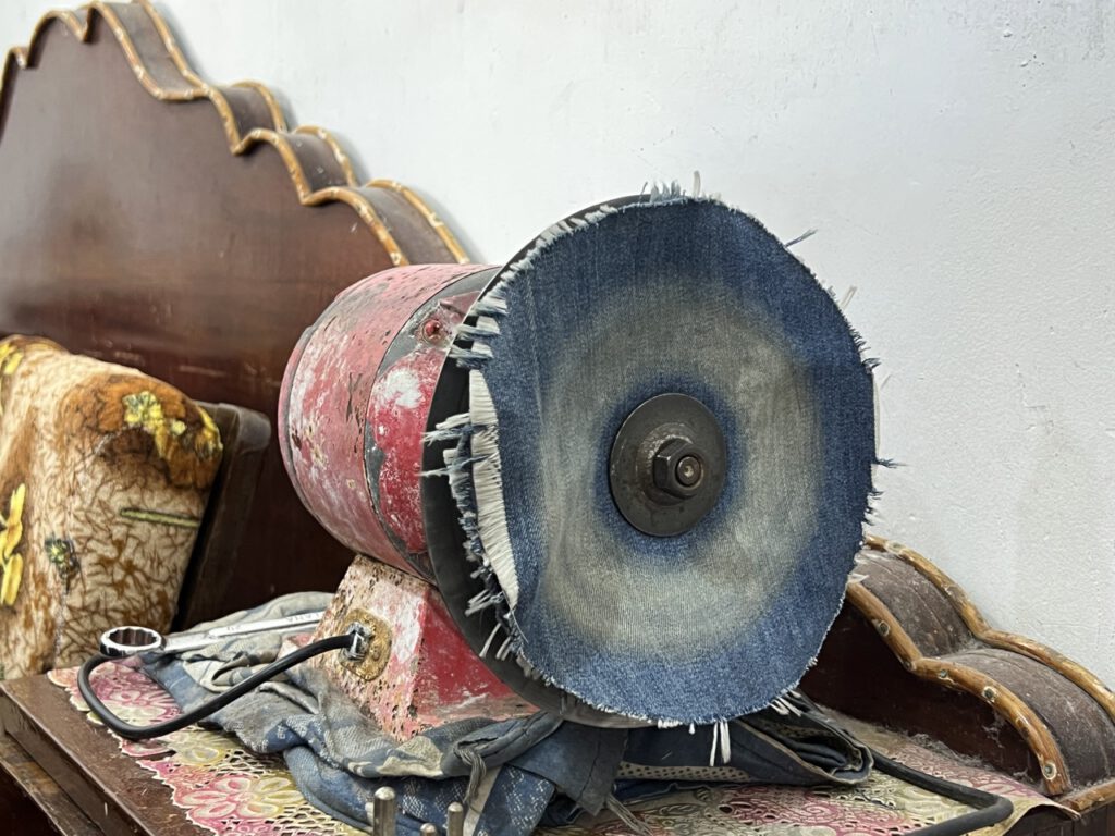 Die Poliermaschine auf dem Sofa