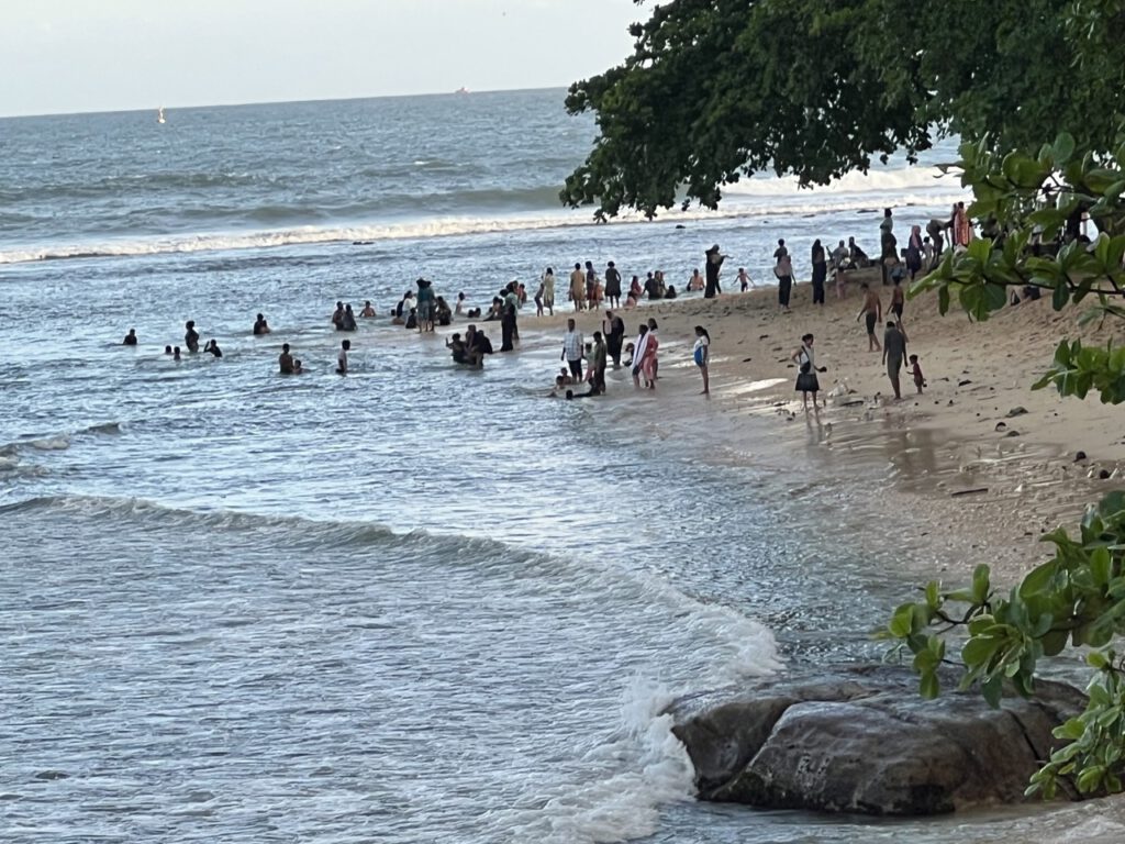 Die Brandung ist gering - alle ins Meer!
