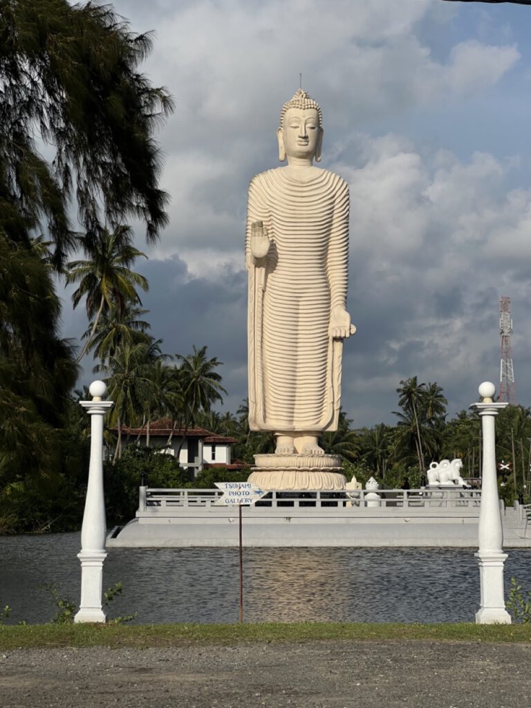 Die Buddhastatue ist so hoch, wie die Tsunamis-Welle hoch war