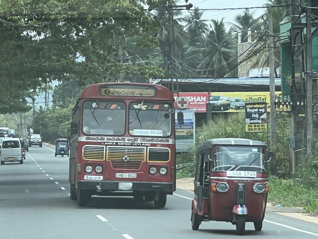 der Bus überholt jetzt. Das passt.