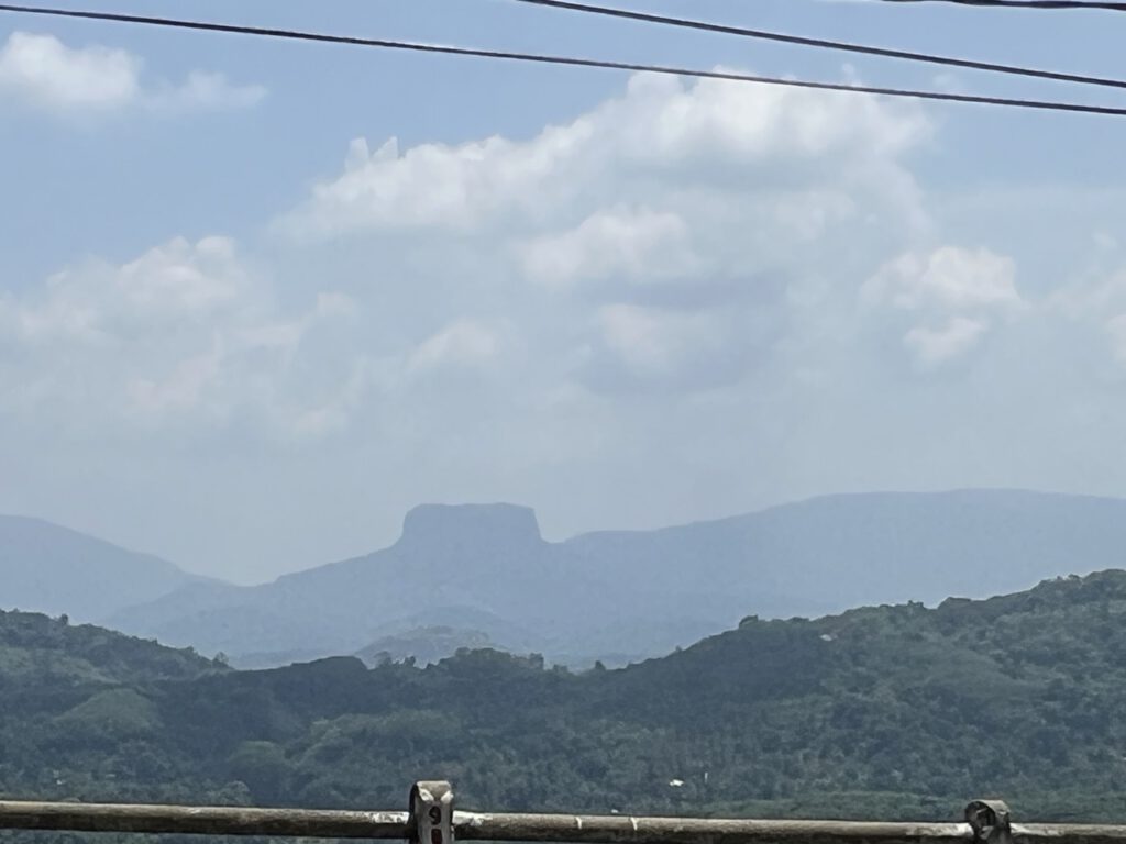 Sigiriya Rock, noch weit entfernt
