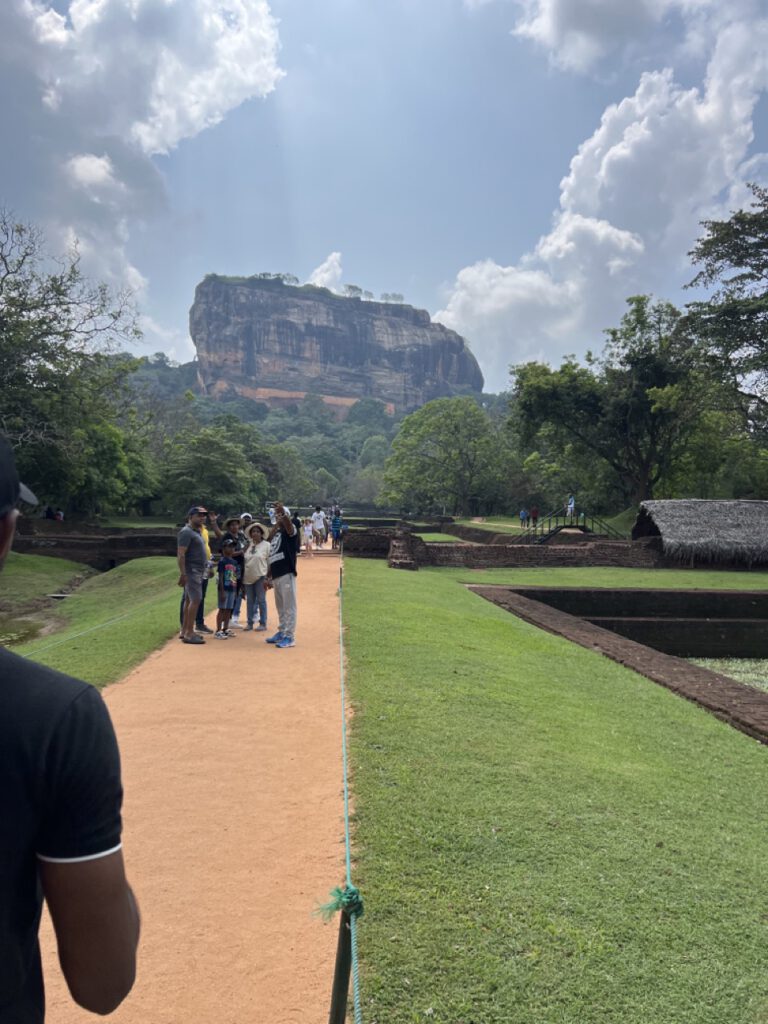Sigiriya Rock - erstmal müssen wir zu dem Fels hinlaufen