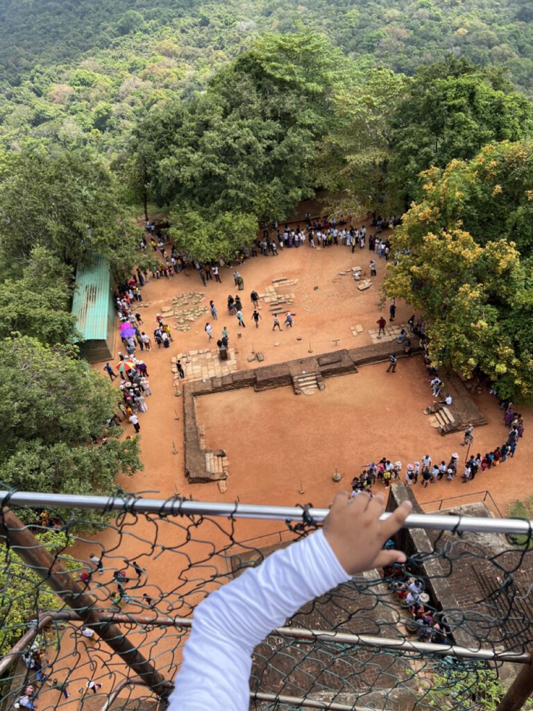 Sigiriya Rock von oben - Anstehen im Schatten