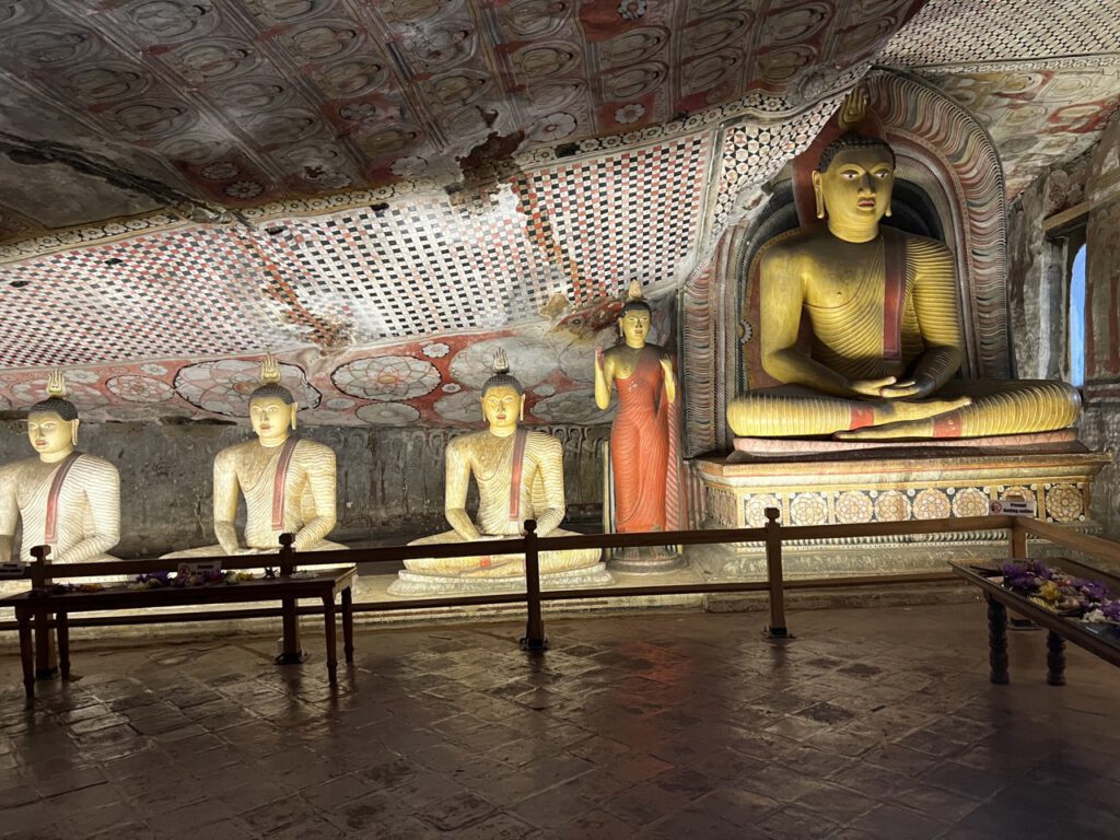 Die Buddha-Statuen sind in den Fels hineingehauen.