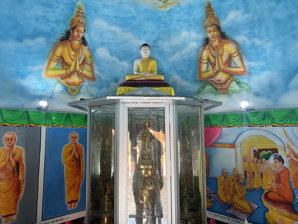 Die Stupa ist prächtig ausgemalt