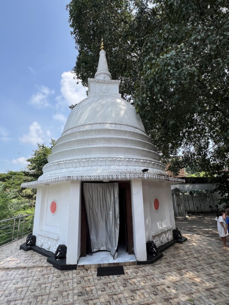 Eine Stupa, in die wir reingehen können