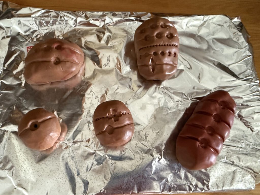 nachempfundenen Brotlaibidole aus Fimo