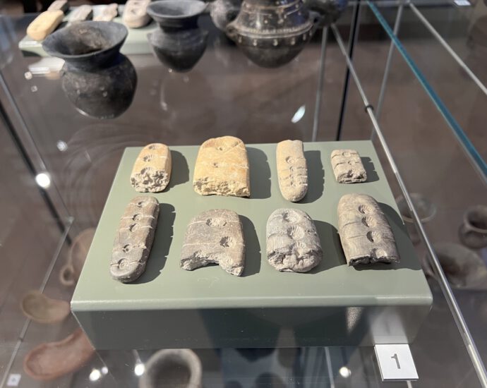 Brotlaibidole in der Vitrine