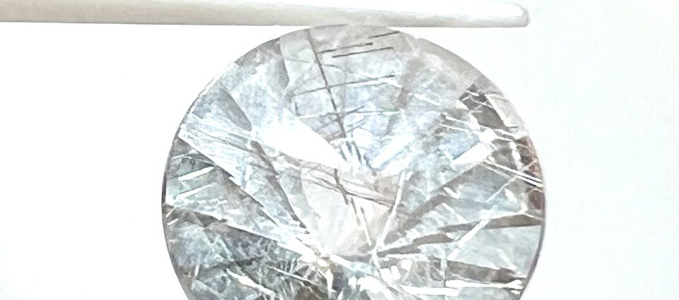 Bergkristall Spiegelschliff mit Rutilnadeln