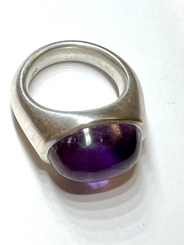 Ring mit Amethystcabochon