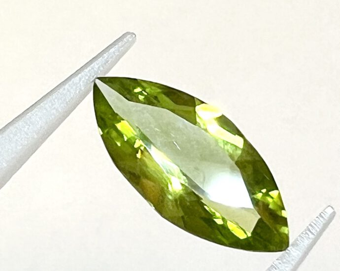Peridot, facettiert, spitzoval