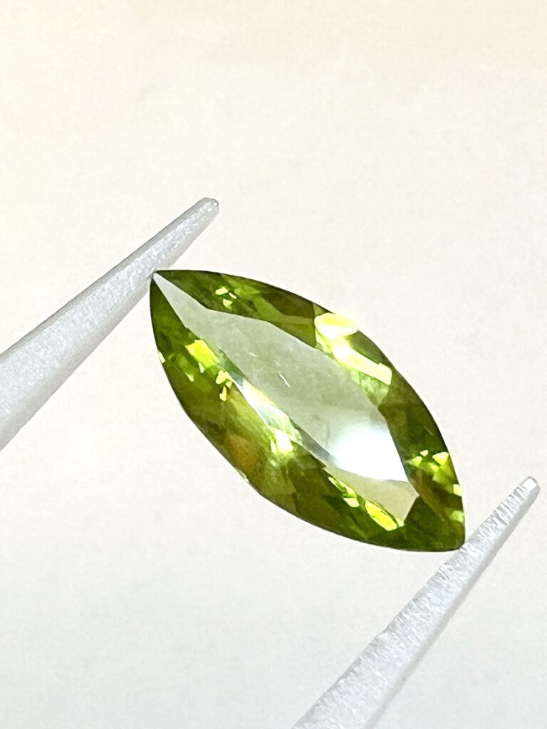Peridot, facettiert, spitzoval