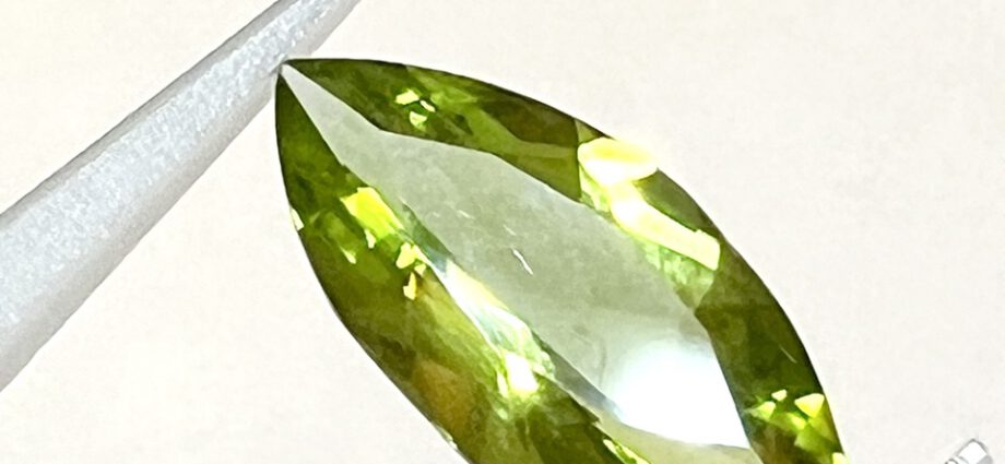 Peridot, facettiert, spitzoval