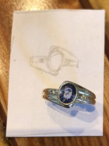 Der fertige Ring: Brillantring mit Safirmittelstein