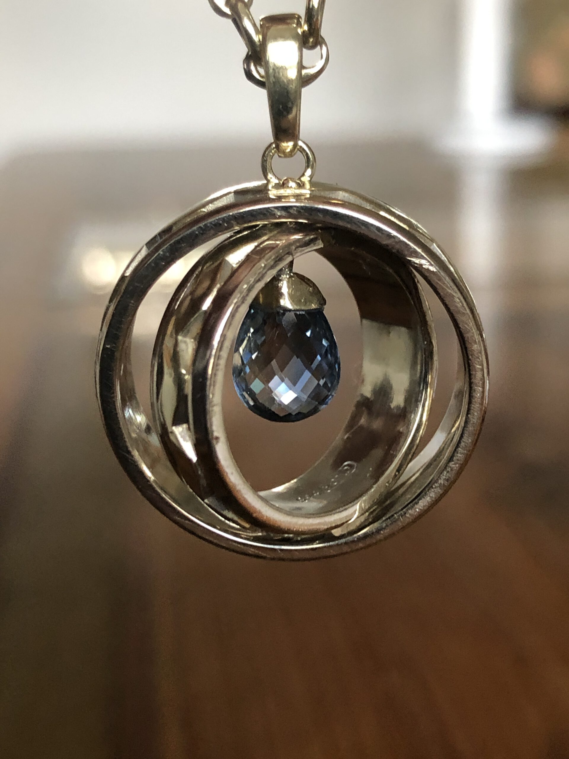 Witwenring mit Safir als Anhänger