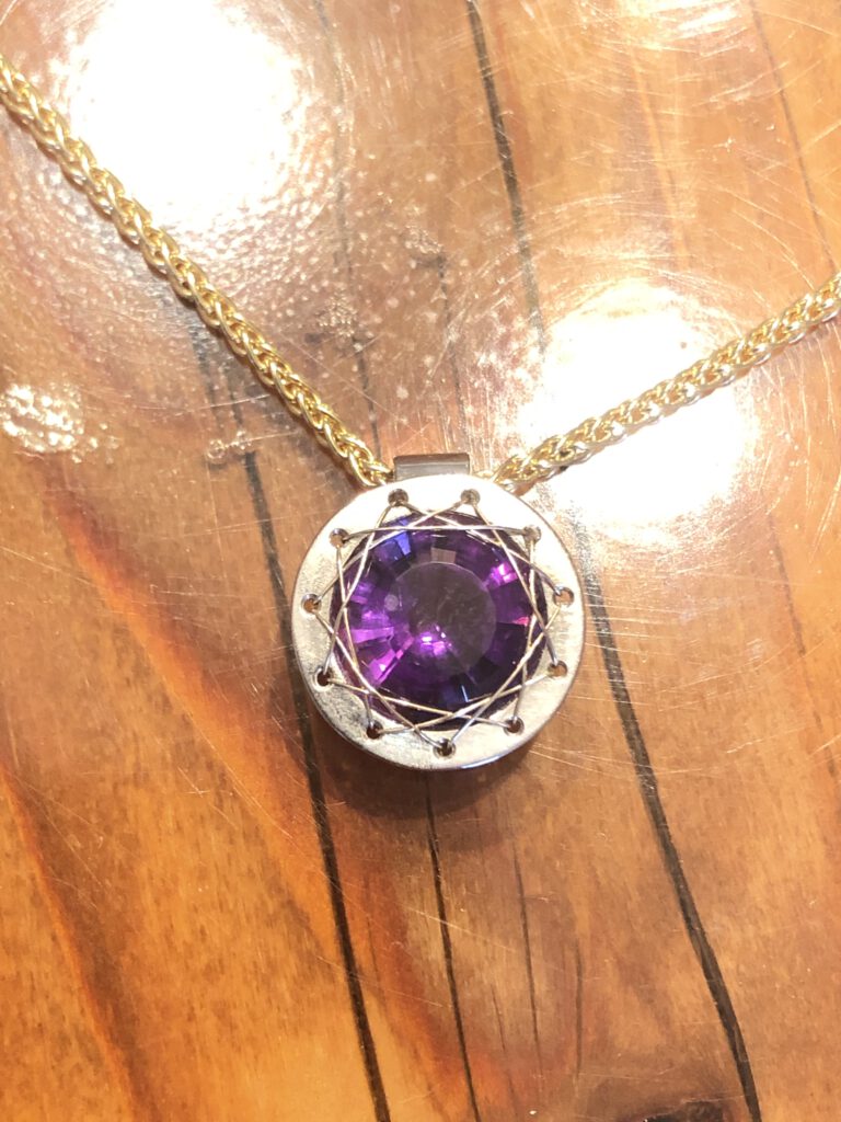 Eingenähter Amethyst