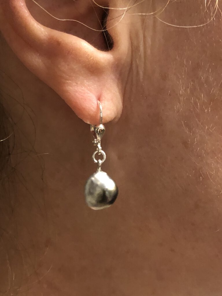Eine große graue Keshi-Perle als Ohrhänger