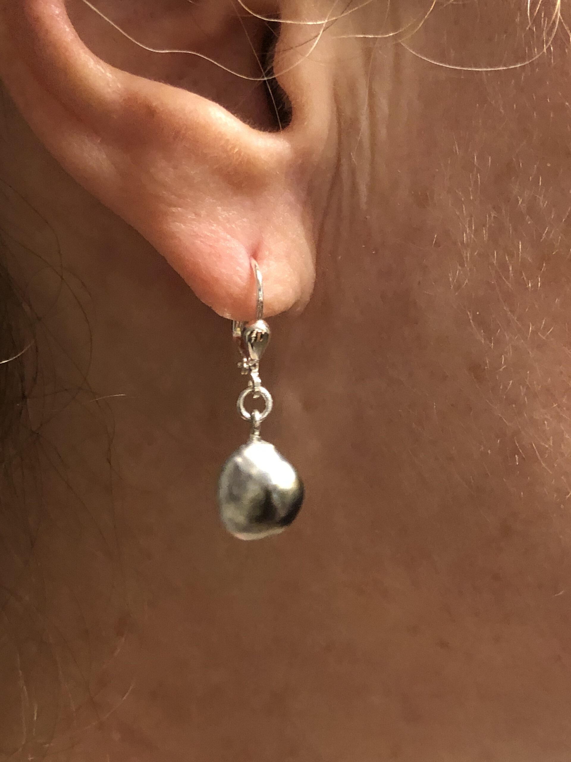 Eine große Keshi-Perle als Ohrhänger