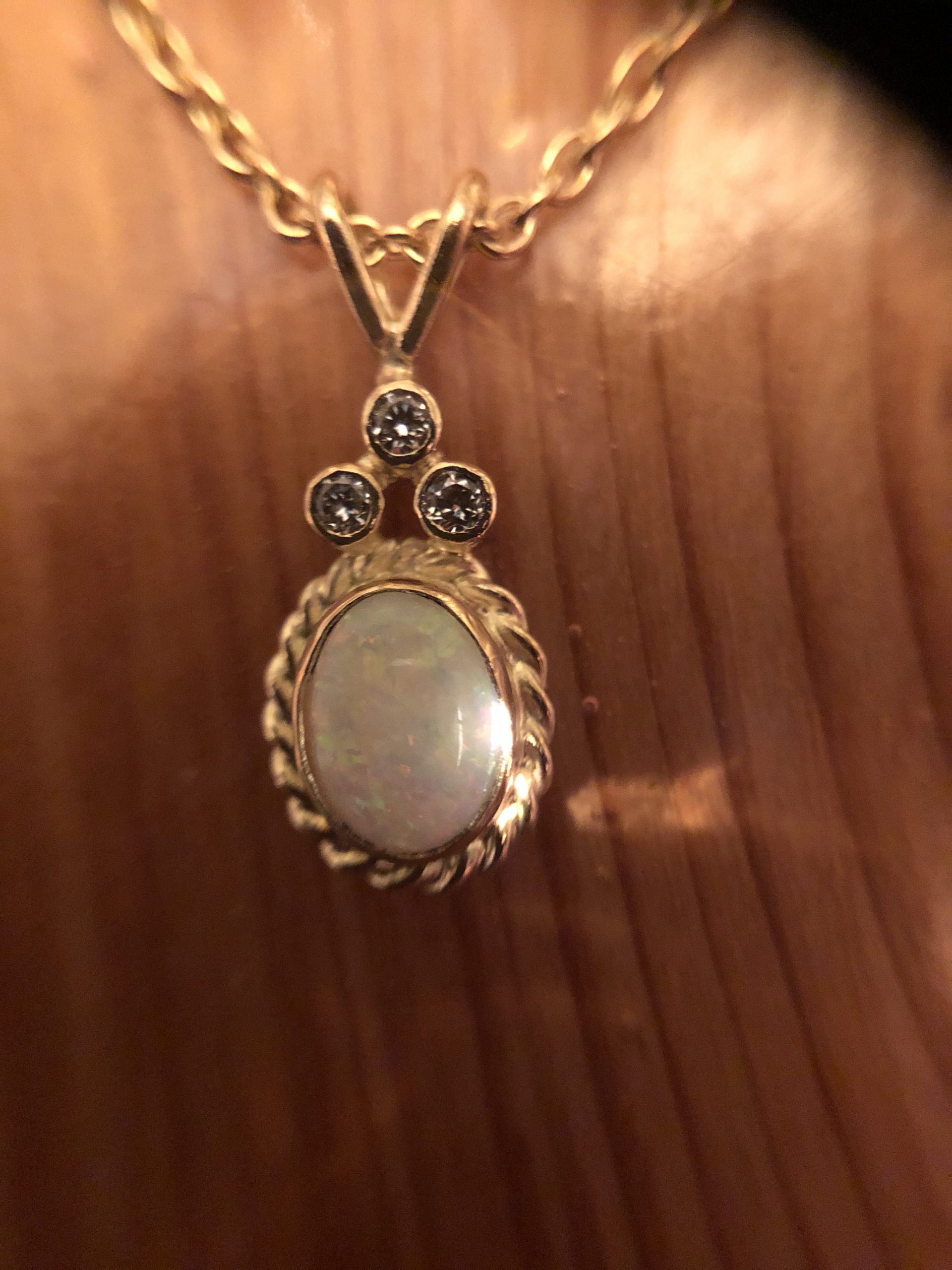 Opal mit Brillanten