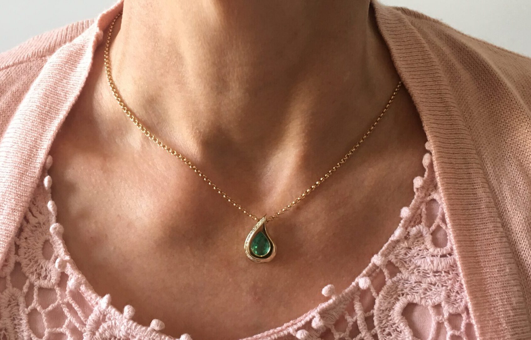 Detail: Smaragd-Tropfen mit Brillanten als Anhänger