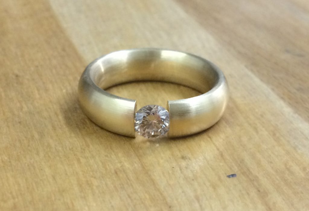 Spannring mit champagnerfarbene Diamanten (Brillant)