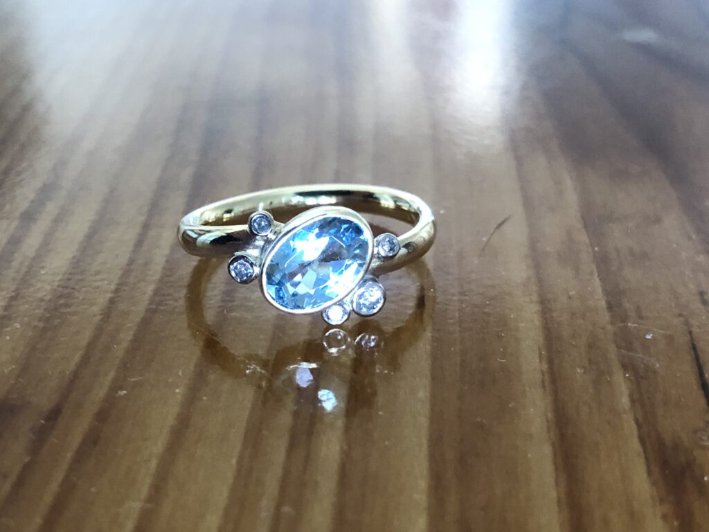 Ring mit Aquamarinen und Diamanten