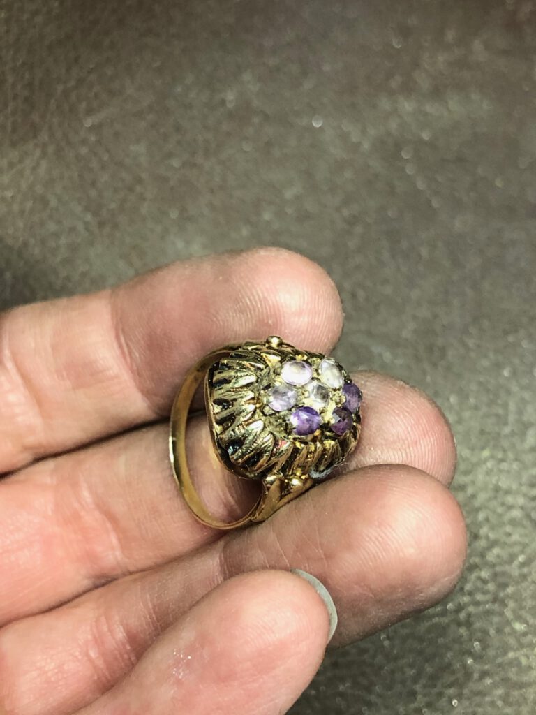 Ring mit kaputten Amethysten