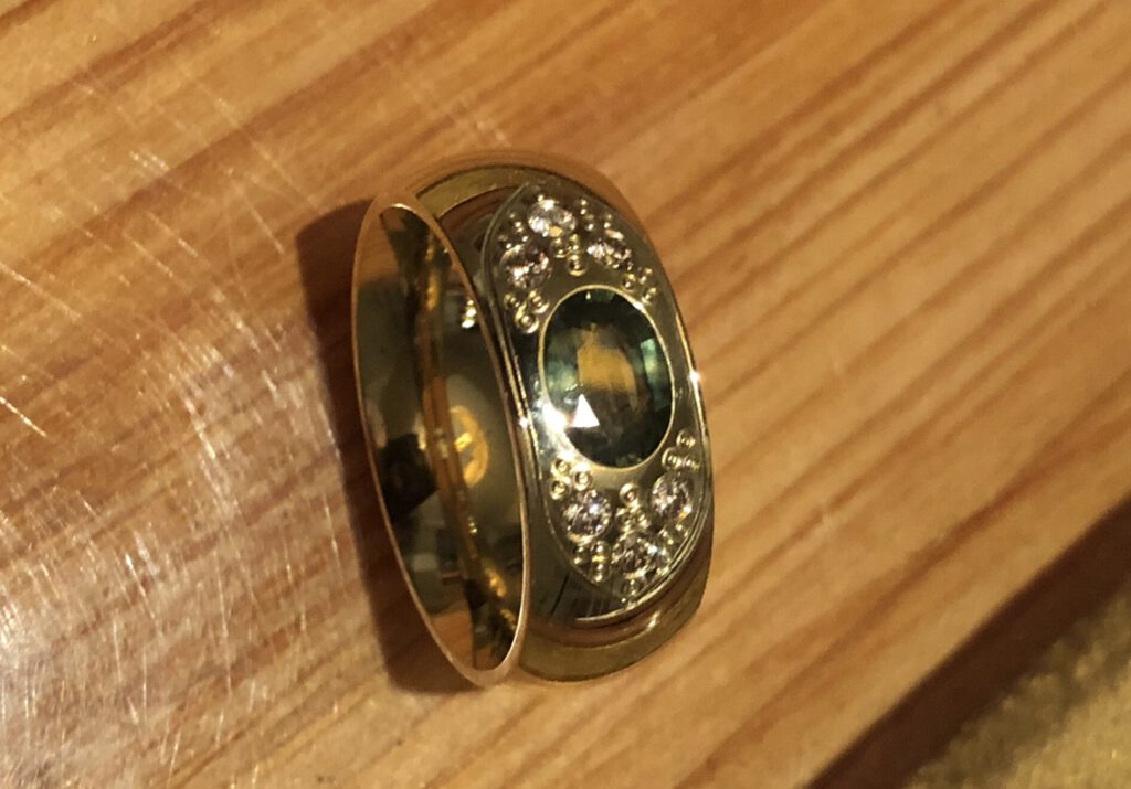 Gelbgold Ring mit grünem Safir und Brillanten