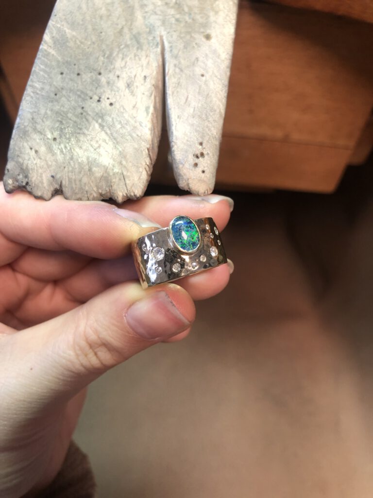 Ring mit Brillanten und Opal