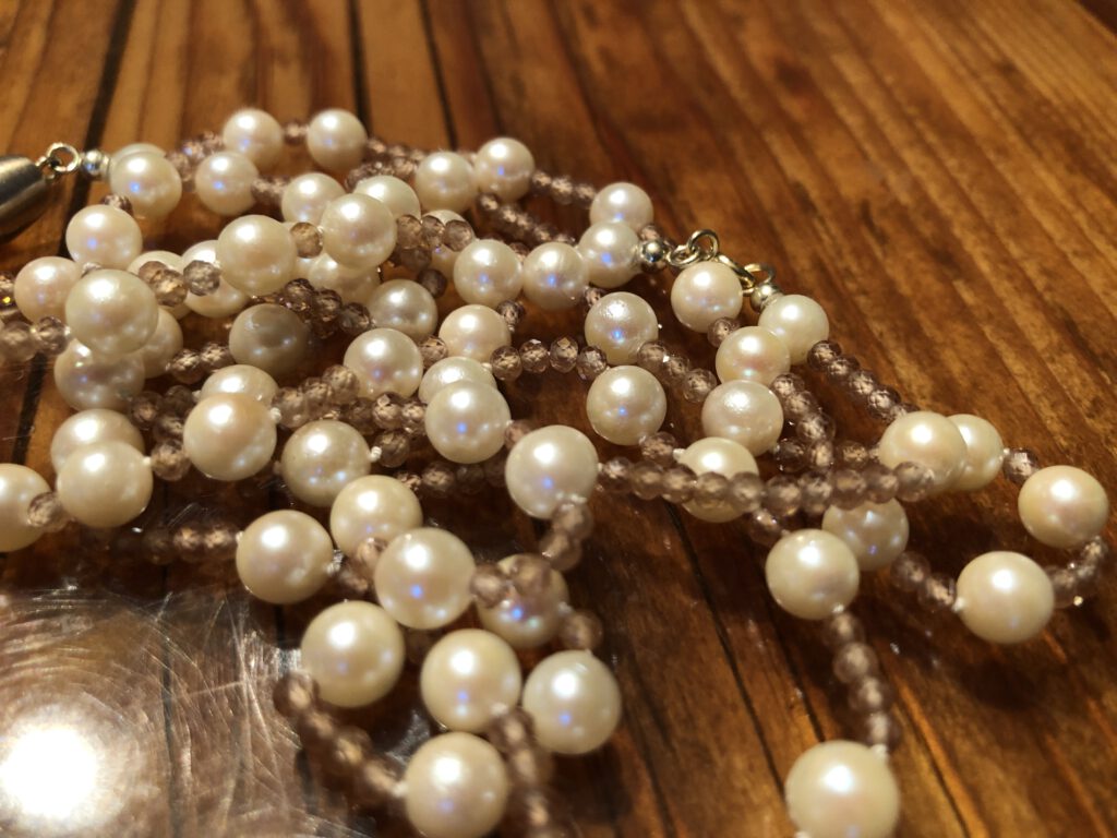Perlen kombiniert mit zimtfarbenem Zirkonen