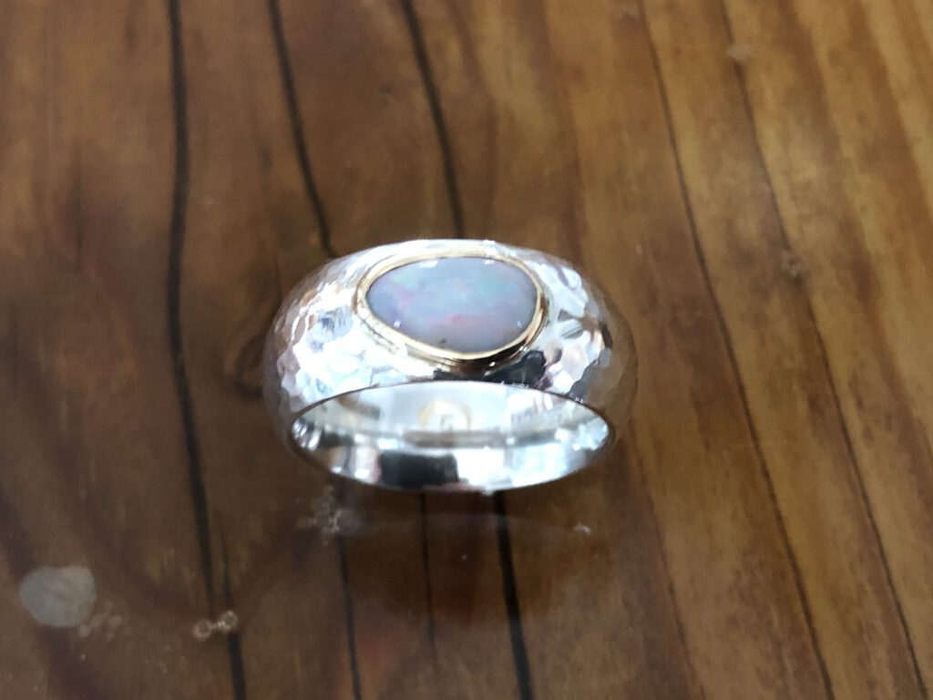 Weißer Opal in Gelbgold Zarge als Ring