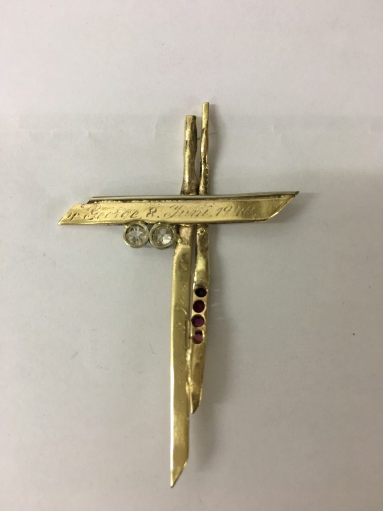 Kreuz aus Altgold Rückseite mit Gravur