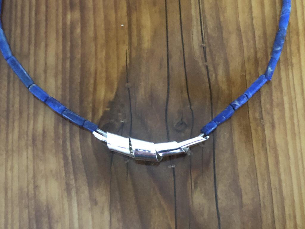 Kette mit Lapislazuli und Mittelteil aus Silber