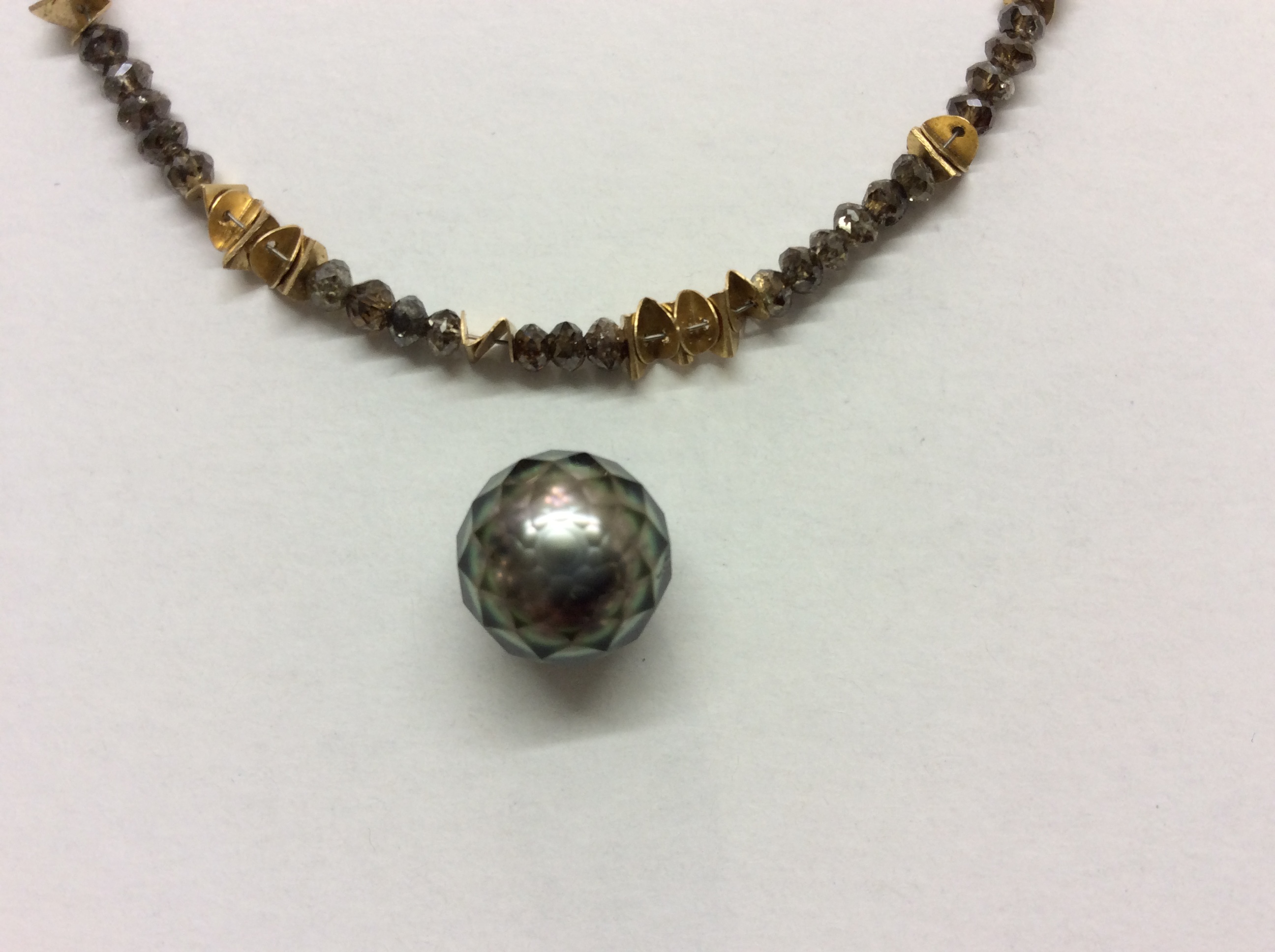 Diamantkette mit facettierter Perle